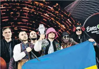  ?? AmBiiANoRr oó nARVr g BsB ?? La banda ucraniana Kalush Orchestra, tras ganar Eurovisión en mayo en Turín