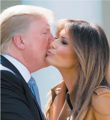  ?? PHOTO AFP ?? Melania Trump a fait la bise à son mari Donald Trump lors du dévoilemen­t de l’initiative Be Best destinée aux enfants, hier, dans la roseraie de la Maison-Blanche.