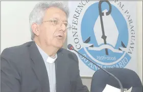  ??  ?? Mons. Adalberto Martínez, un obispo al que le gusta trabajar con los jóvenes.