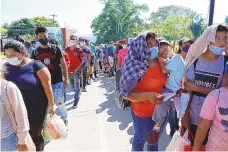  ?? DELMAR MARTINEZ/THE ASSOCIATED PRESS ?? Shortly after dawn, a migrant caravan trying to reach the U.S. set out walking toward the Guatemalan border in hopes travelling in a group would be safer or cheaper than trying to hire smugglers or trying on their own.