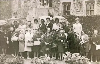  ?? FOTO: LANDFRAUEN ?? Gut frisiert und schick waren die Landfrauen aus Kaldenkirc­hen im Jahr 1967 unterwegs. Ihr damaliger Ausflug führte sie zur Burg an der Wupper.