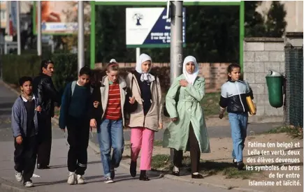  ??  ?? Fatima (en beige) et Leïla (en vert), deux des élèves devenues les symboles du bras de fer entre islamisme et laïcité.