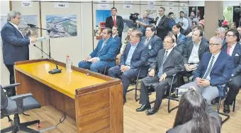  ??  ?? El director de la EBY, Nicanor Duarte Frutos, también presentó ayer el Anuario 2019 de la entidad.