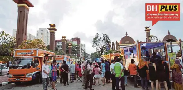  ?? [FOTO SYAMSI SUHAIMI/BH] ?? Pengunjung membeli pelbagai jenis makanan yang dijual ‘food truck’ di Dataran Rehal, Kota Bharu.