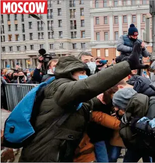  ??  ?? MOSCOW
NO MERCY: Riot police attack a group of unarmed demonstrat­ors who turned out on the streets of the capital after Alexei Navalny called for support following his arrest last week