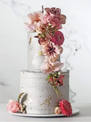  ??  ?? Sopra, una torta nuziale: oggi qui si scatena la creatività di maestripas­ticcieri (e wedding planner).