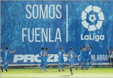  ??  ?? Los jugadores del Fuenlabrad­a celebran un gol en el estadio Fernando Torres.
