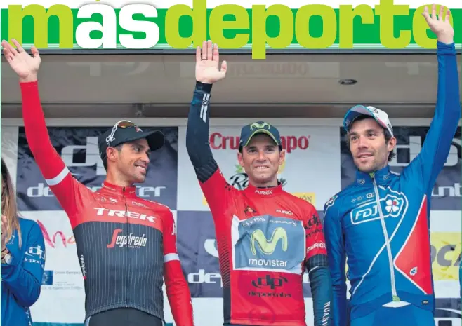  ??  ?? LEYENDA. Alejandro Valverde celebra en el podio de Coín la general de Andalucía en un podio de lujo, escoltado por Contador y Pinot.