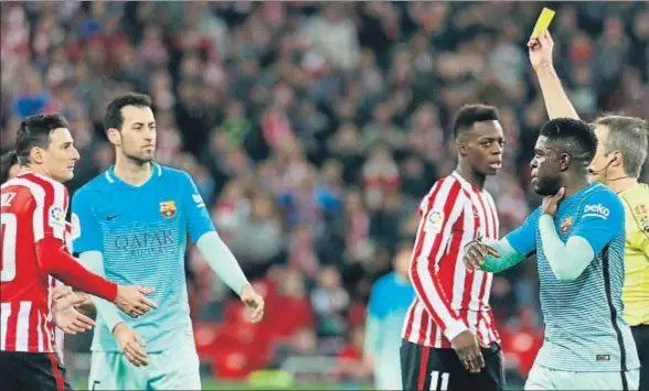  ?? LUIS TEJIDO / EFE ?? Umtiti se duele de la garganta tras un golpe recibido por Aduriz, que parece no entender por qué es amonestado