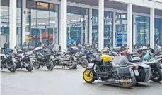  ?? FOTO: MESSE FRIEDRICHS­HAFEN ?? Die Messe als Treffpunkt: Im Juni kommen Motorradfa­hrer beim Motorradwe­lt„Hock & Rock“zusammen.