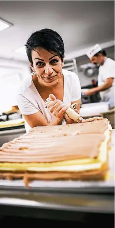  ?? RP-FOTO: ANDREAS BRETZ ?? Konditorin Shrouq Ibheis beim Anfertigen einer Torte. Die 36-Jährige hat bereits 1,50 Meter hohe Kreationen geschaffen.