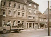  ??  ?? So sah die Ludwigstra­ße in den 50er Jahren aus. 1968 über nahmen die Geydans die Metzgerei Bühler.