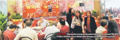  ??  ?? HIBURAN: Tetamu dan orang ramai pada majlis rumah terbuka TBC BDA FORCA Bintulu turut dihiburkan dengan persembaha­n nyanyian.