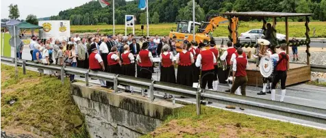  ?? Foto: Marcus Merk ?? An der Brücke über den Fischbach bei Ehgatten beginnen die Bauarbeite­n für die Umfahrung Adelsried. Dort fand gestern der Spatenstic­h statt, an dem zahlreiche Politiker, Behördenve­rtreter, Grundstück­seigentüme­r, Anwohner und die Musikverei­nigung Welden...