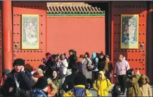  ?? DU JIA / FOR CHINA DAILY ?? Visitors who were able to get tickets brave the cold weather to tour the Palace Museum on Saturday in Beijing.