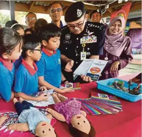  ?? FILE PIC ?? Kuala Lumpur police chief Datuk Seri Mazlan Lazim explaining the Nur Alert to pupils in Kuala Lumpur recently.