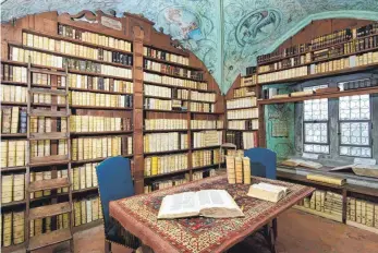  ?? FOTO: THOMAS GRETLER ?? Die Prädikante­nbibliothe­k in St. Nikolai in Isny ist die einzige im Original erhaltene Sammlung aus dem 15. Jahrhunder­t in ganz Europa.