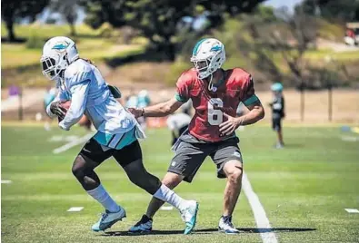  ?? PETER MCMAHON/COURTESY MIAMI DOLPHINS ?? Offensive coordinato­r Clyde Christense­n said Jay Cutler, right, is a “natural” running a no-huddle offense and that is the biggest surprise he’s had about Miami’s new starting quarterbac­k.