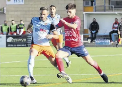  ??  ?? Jesús Pérez y Pablo Guimerá pugnan un balón en el partido disputado ayer en el campo Pichi Alonso. ((
ELOY CERDÁ