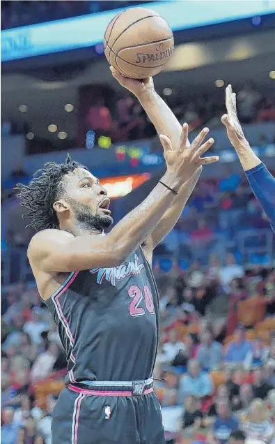  ?? MICHAEL LAUGHLIN/SUN SENTINEL ?? Justise Winslow of the Heat keeps his eyes on the basket and scores two of his 26 points in the victory over the Grizzlies on Saturday.