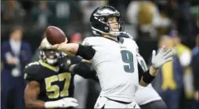  ?? BILL FEIG — ASSOCIATED PRESS ?? Eagles quarterbac­k Nick Foles passes against the Saints in the second half Sunday.