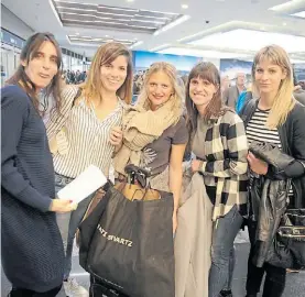  ??  ?? De Bahía Blanca. 5 amigas que consiguier­on partir a la tarde a Uruguay.