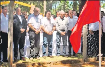 ??  ?? Horacio Cartes asistió ayer al acto de homenaje al exministro y dirigente colorado Luis Gneiting, en cuya memoria la seccional de Carmen del Paraná llevará su nombre.