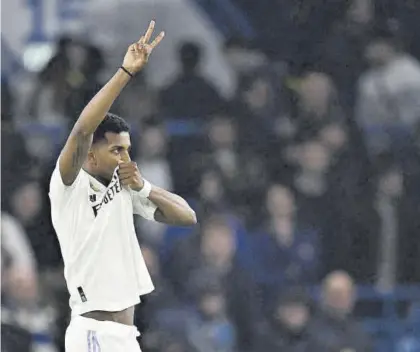  ?? DYLAN MARTINEZ / REUTERS ?? Rodrygo se besa el escudo en la celebració­n de su segundo gol en Stamford Bridge.