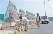  ?? BHARAT BHUSHAN/HT ?? Cops barricadin­g the PunjabHary­ana border on NH1 at Shambhu near Patiala on Monday.