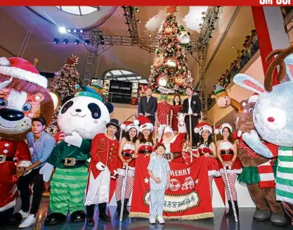  ??  ?? Santa Claus’ magical friends graced the unveiling of the 50-foot Christmas tree at the SM MOA.