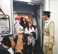  ?? Courtesy: Dubai Police ?? A police officer greets a passenger whose birthday was yesterday at the plane’s door at Dubai Internatio­nal Airport.