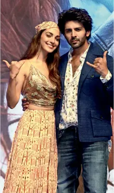  ?? ?? Kartik Aaryan and Kiara Advani do the ‘Bhool Bhulaiyaa’ hand gesture