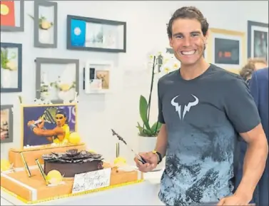  ??  ?? FELIZ. La organizaci­ón de Roland Garros le regaló a Nadal una tarta y una bolsa de cuero personaliz­ada.