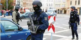  ?? FOTO: FABRIZIO BENSCH/REUTERS ?? Den Tatort sichern schwer bewaffnete Polizisten.