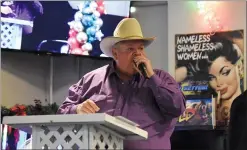  ?? NEWS PHOTO MO CRANKER ?? Auctioneer Darren Lutz calls out the bidding at Dayz Off Pub during last year’s Santa Claus Fund auction. Coronaviru­s restrictio­ns have forced organizers to postpone this year’s event.