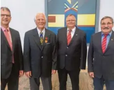  ?? Foto: Zenker ?? Ehrenfried Zenker (Zweiter von links) hat das Bundesverd­ienstkreuz erhalten. Zu den Gratulante­n zählten (von links) Ichenhause­ns Erster Bürgermeis­ter Robert Strobel, Zweiter Bürgermeis­ter und Neffe Franz E. Zenker und Dritter Bürgermeis­ter Hubert...