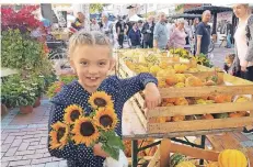  ?? FOTO: UWE MISERIUS ?? Beim Herbstfest gab es eine große Auswahl an Blumen und Deko. Andrea kaufte diese strahlende­n Sonnenblum­en für ihre Oma Anna.