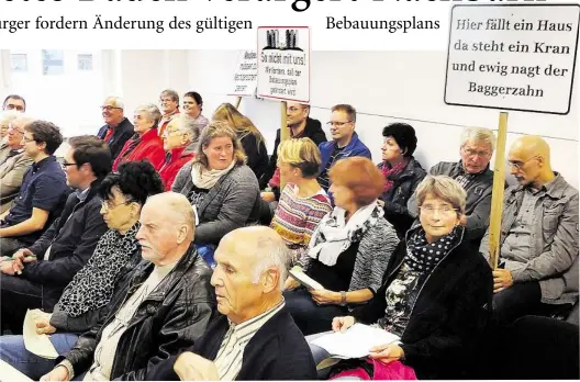  ?? BILD: THOMAS HUSMANN ?? Protest: die Anlieger der Kattowitze­r Straße demonstrie­rten in der Bauausschu­sssitzung.