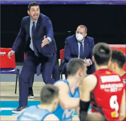  ??  ?? Javier Zamora, entrenador del Movistar Estudiante­s, da instruccio­nes en el partido ante el Zaragoza.