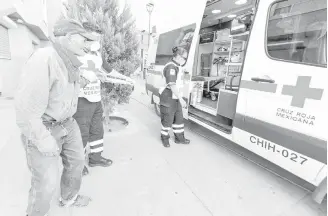  ?? / GERARDO AGUIRRE ?? Un hombre de edad avanzada se desvaneció en calles del centro, por lo que el señor fue atendido por personal de la Cruz Roja