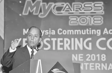  ?? — Gambar Bernama ?? AMANAT: M Kulasegara­n berucap merasmikan Seminar Malaysia Commuting Accident and Road Safety (MyCARSS) 2018 di Pusat Konvensyen Antarabang­sa Putrajaya (PICC), Putrajaya semalam.