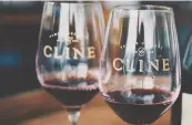  ??  ?? FYLDIG HØSTVIN: Rødvin fra den amerikansk­e produsente­n Cline viste seg å vaere populaer i min krets.