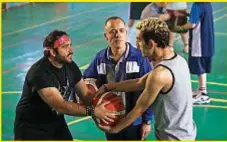  ??  ?? In Spagna suona come campioni. Nella vita e nello sport, essere e diventarlo. Javier Fesser invita il pubblico a sbarazzars­i delle etichette che diamo agli altri, grazie a Marco, 50enne allenatore di basket profession­ista. Sorpreso alla guida in stato d’ebbrezza, è condannato ad allenare una squadra composta da dieci persone con disabilità intelletti­va (anche nella realtà). Quello che sembra il punto più basso della sua carriera, segna il canestro più bello: l’inizio di una nuova vita.