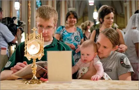  ?? Cortesy photo ?? Bryan and Arlene Fair examine a fragment from the crown of thorns at St. Francis de Sales Oratory in St. Louis. More than 150 relics were on display throughout the church. The Rev. Carlos Martins of Companions of the Cross gave a presentati­on in the...