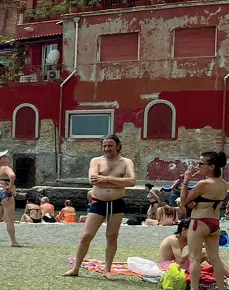  ?? ?? Le Monache A sinistra, la spiaggia accanto a Palazzo Donn’Anna