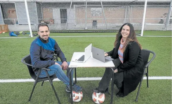  ?? ?? Carlos Lara (Burladés) y Leire Andueza (Ardoi) la semana pasada en el campo de El Pinar.