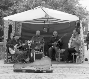  ?? ?? Street musicians play on the pedestrian-only Olha Kobyliansk­a street.