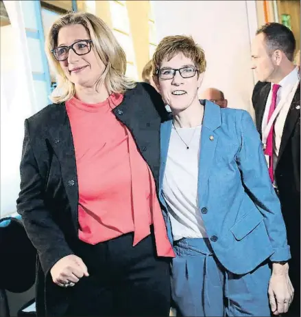  ?? KAI PFAFFENBAC­H / REUTERS ?? Anke Rehlinger (SPD) y una sonriente Annegret Kramp-Karrenbaue­r (CDU), ganadora de las elecciones