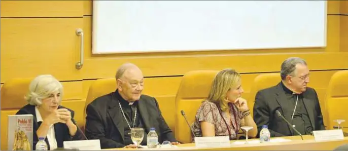  ?? Fundación Pablo VI ?? Francisca Sauquillo, el cardenal Fernando Sebastián, y Juan María Laboa, durante la mesa redonda Pablo VI, memoria y reconcilia­ción, el 20 de septiembre en Madrid. obispo de Getafe y presidente de la Fundación Pablo VI, Ginés García Beltrán