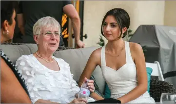  ?? Skylar Barti/The Signal (See additional photos at signalscv.com) ?? Jennifer Kennedy’s mother, Faye Kennedy, left, and daughter Marissa Scaccia meet with attendees during the Wine on the Lake event. Proceeds from the event went to help Jennifer Kennedy’s fight against cancer.